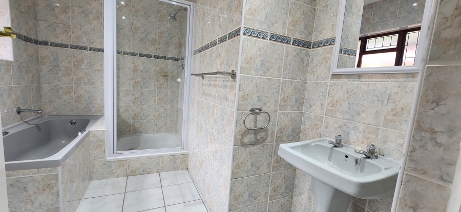 To Let 3 Bedroom Property for Rent in Meadowridge Western Cape